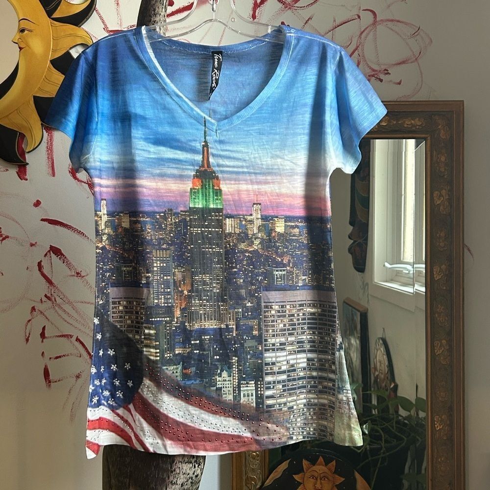TRUE ROCK Cityscape V-Neck Tee - Blue and White L